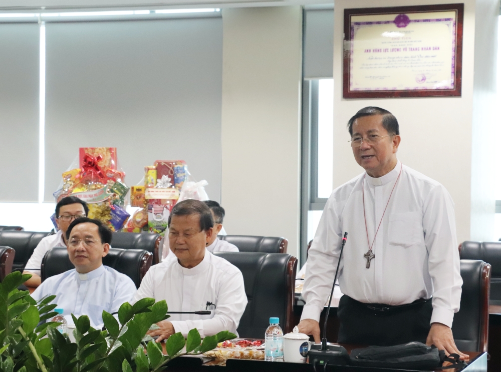 LDT tiep cac to chuc ton giao den chuc Tet-3.JPG