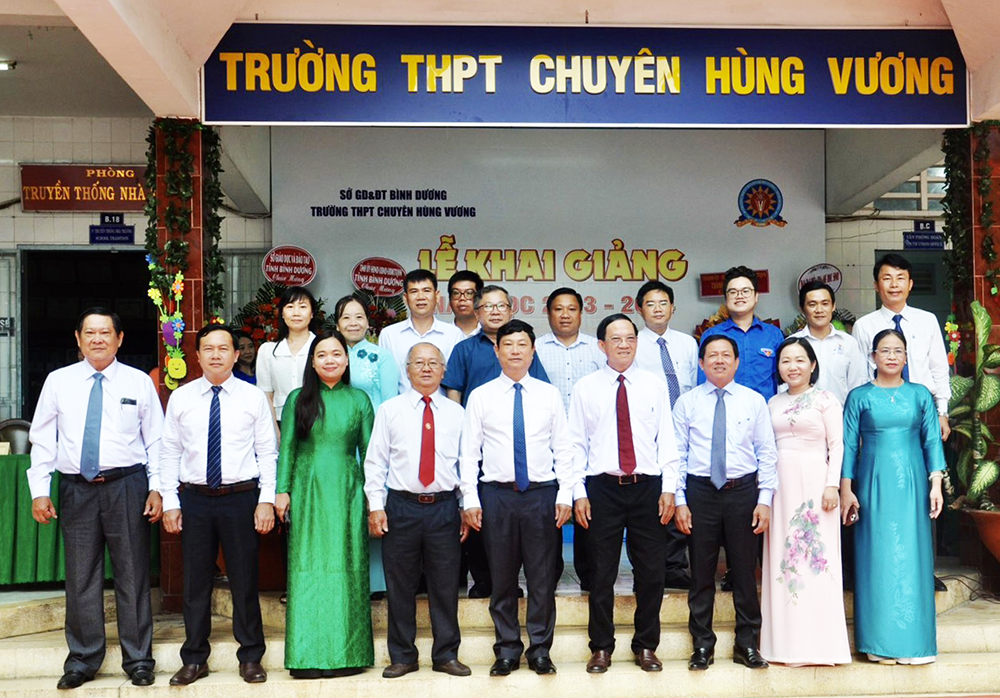 LĐT chụp ảnh lưu niem truongthpchuyen.jpg