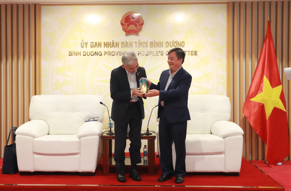 Pho Chu tich UBND tinh Bui Minh Tri tiep Tap toan Tokyu-3.JPG