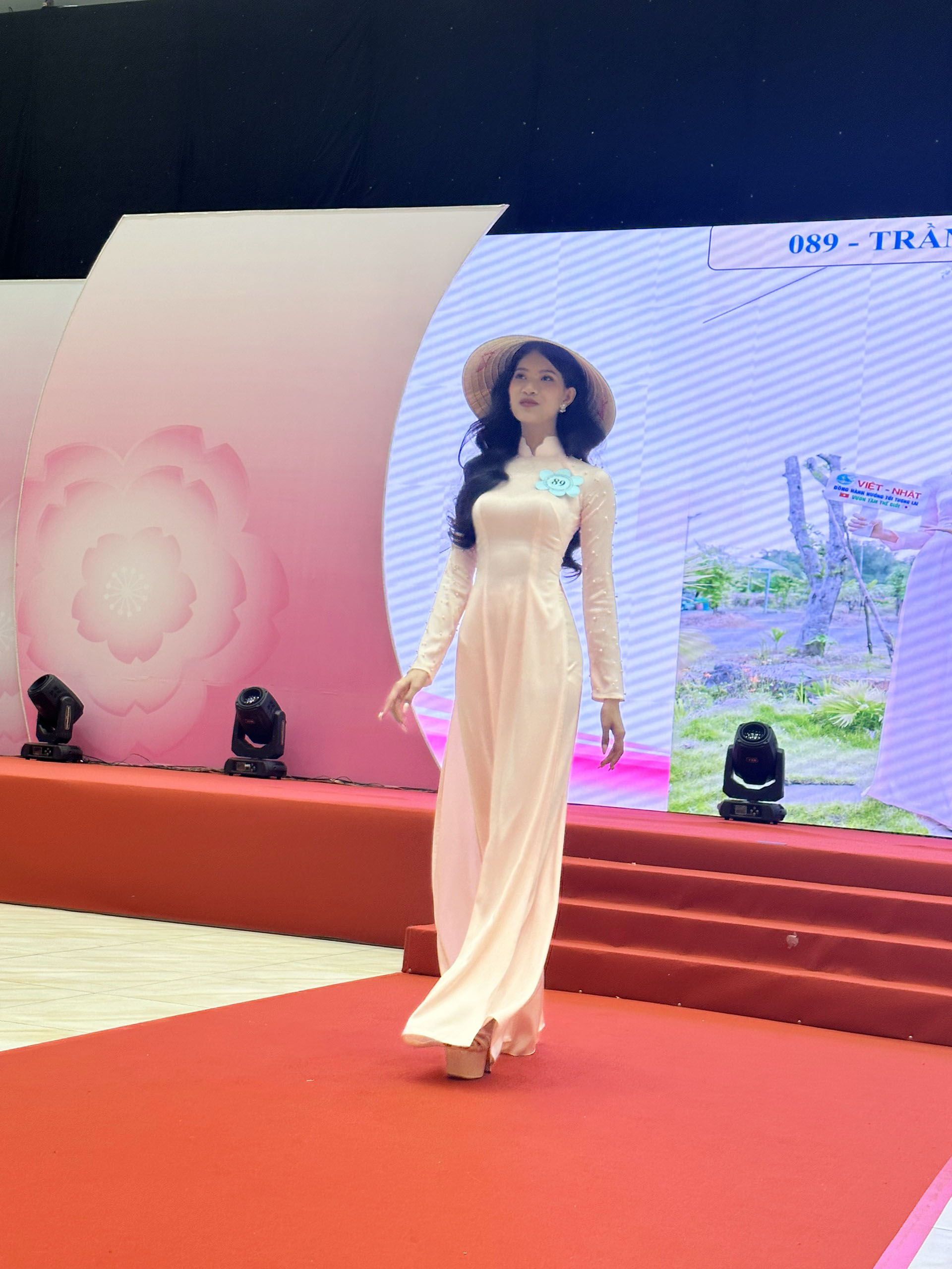 Phu nu -Aodai 1.jpg