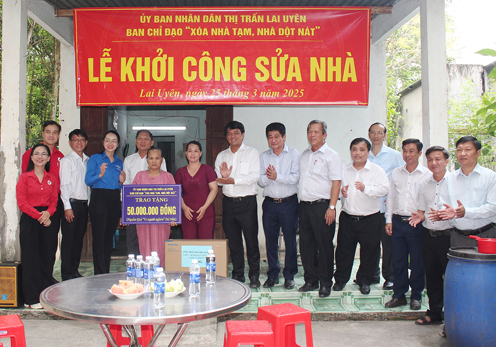 lãnh đạo trao bảng tượng trưng kinh phí sữa chữa nhà và trao quà cho cho hộ nghèo.jpg