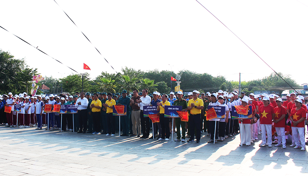 lãnh đạo tỉnh và huyện bàu bàng trao cờ lưu niệm cho các đơn vị tham gia.jpg