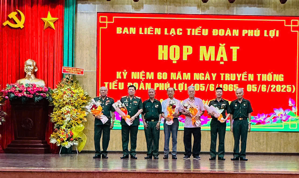 trao huy hieu.png