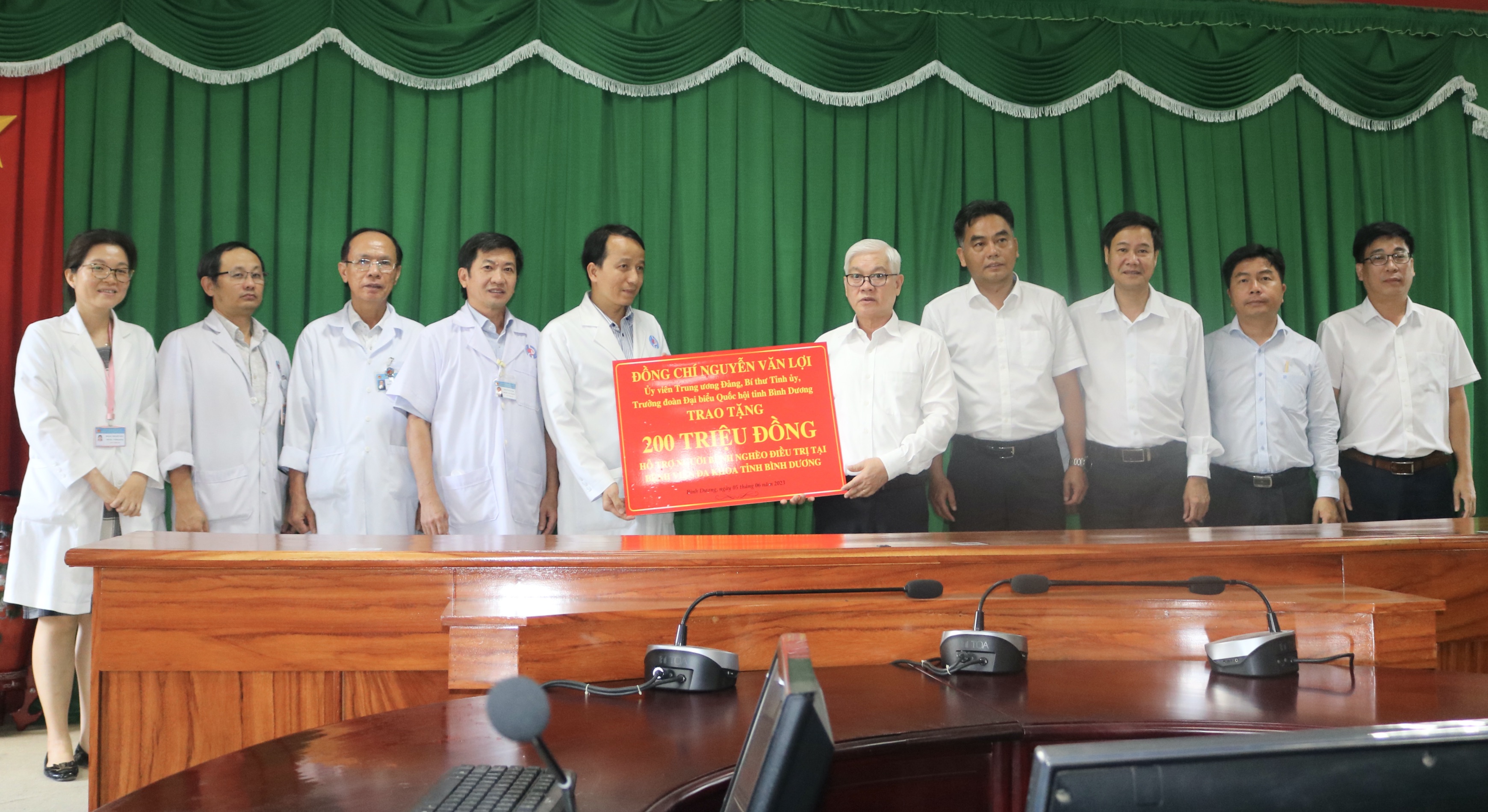 trao200trieu.JPG