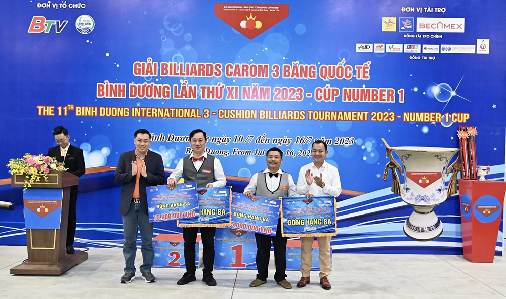 ông CVC trao giải.jpg