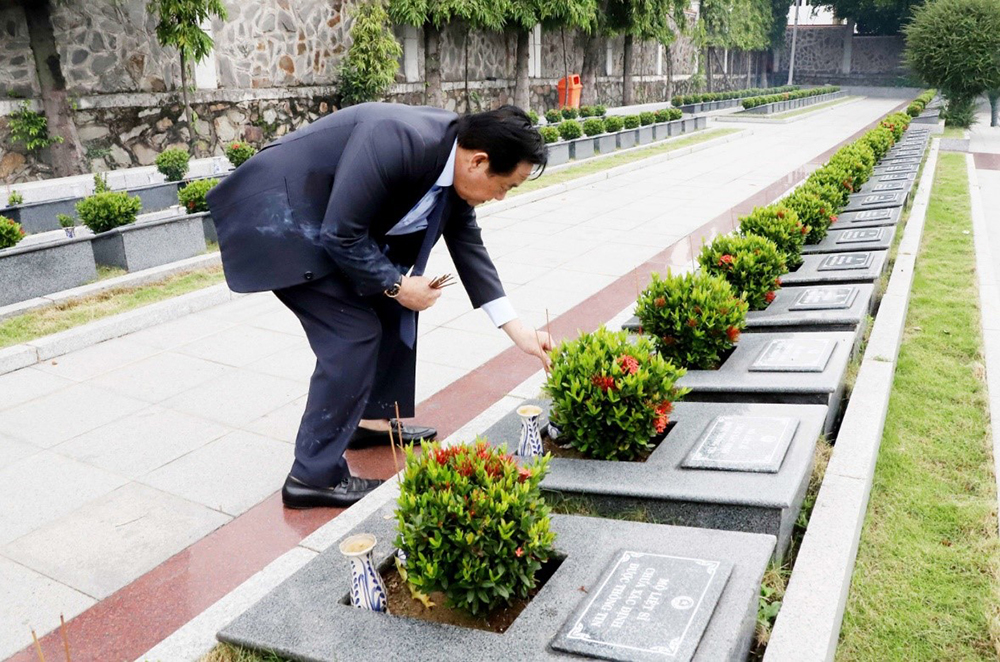 Lãnh đạo tỉnh thắp hương tại phần mộ các anh hùng liệt sĩ2.jpg