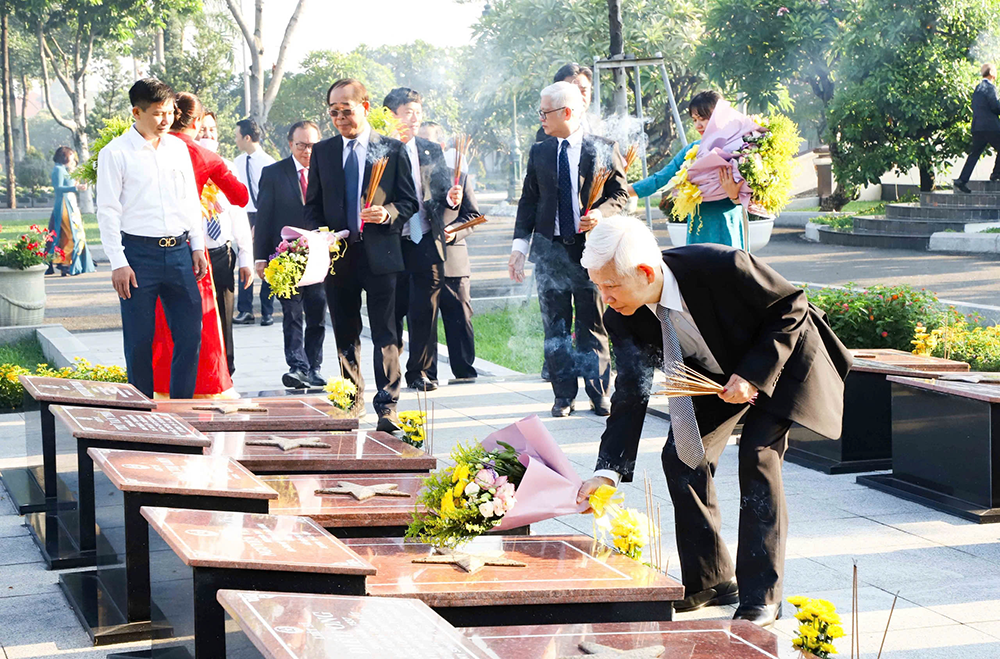 NCTN NMT thắp nhang cho các anh hùng liệt sĩ.png