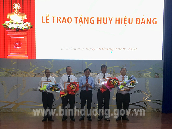 NHT trao thuong.jpg