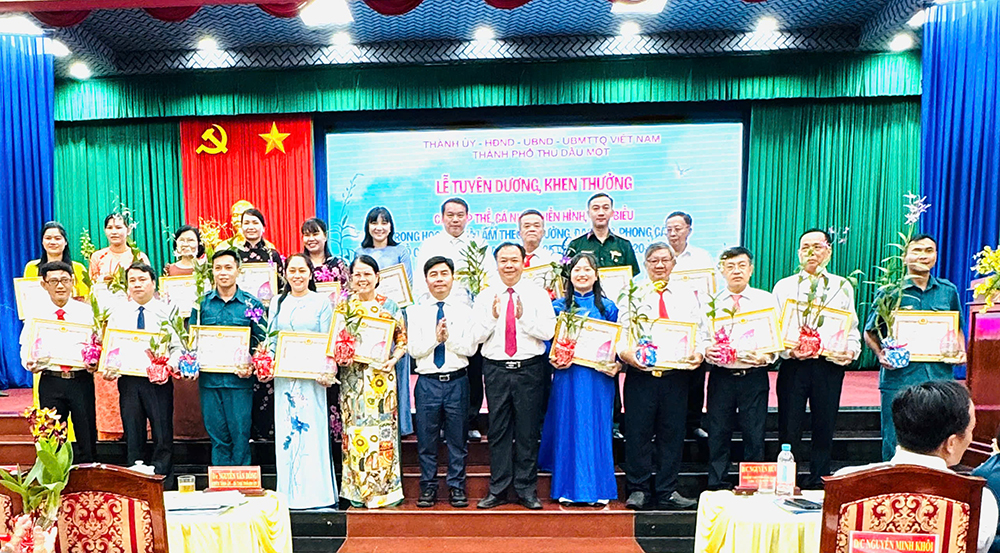 biểu dương khen thường các tập thể.jpg