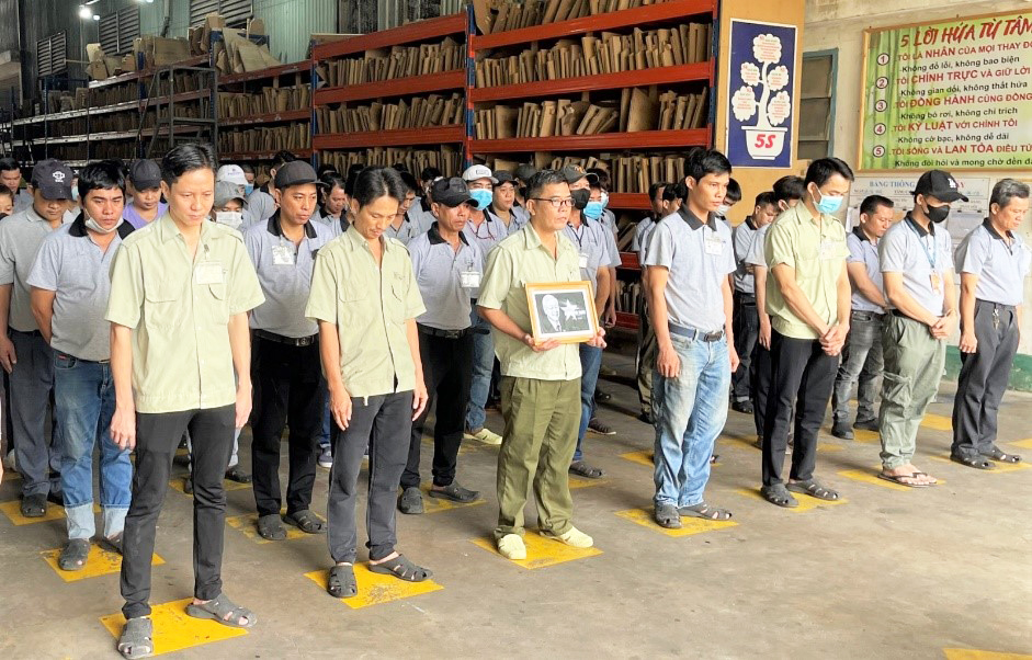 công nhân Công ty TNHH chế biến Lâm sản Hiểu Đức.jpg