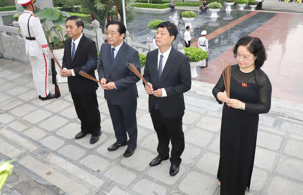 dâng hương tại Tượng đài Liệt sĩ.jpg