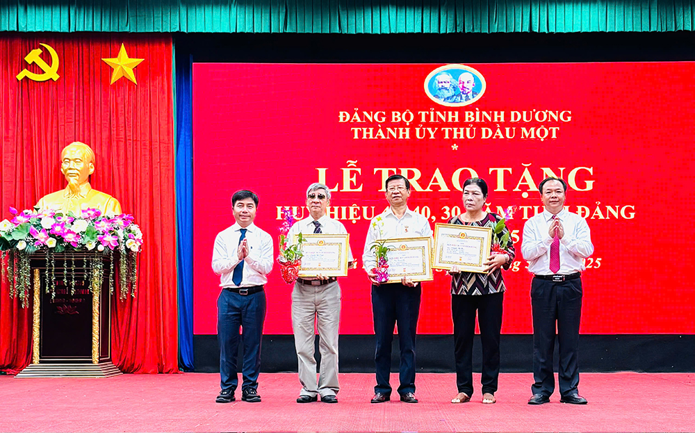 huy hiệu 30 năm tuổi đảng.jpg