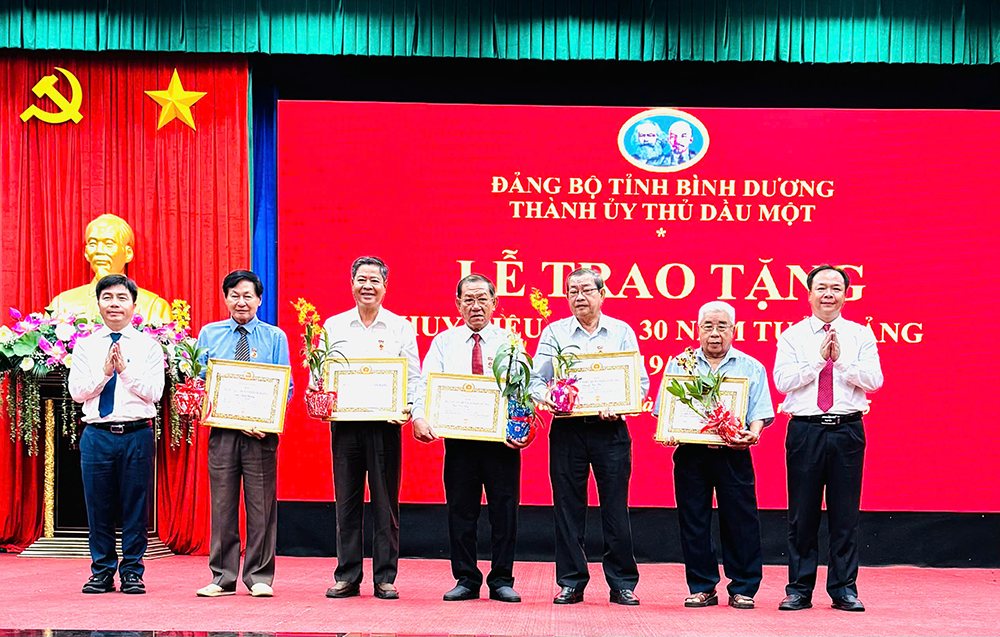 huy hiệu 40 năm tuổi đảng.jpg