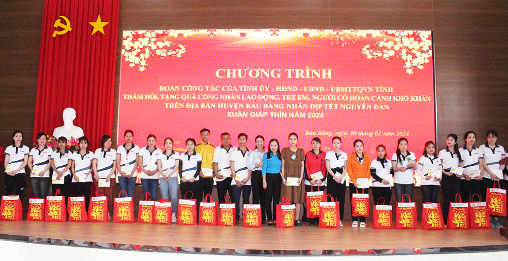lãnh đạo tỉnh tặng quà cho công nhân lao động có hoàn cảnh khó khăn tại huyện Bàu Bàng.JPG