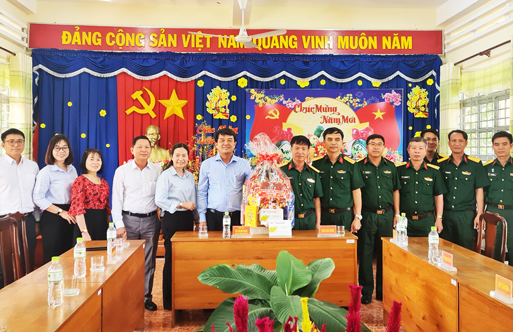 lãnh đạo tỉnh, huyện Bàu Bàng tặng quà, chúc tết tại trung đoàn bộ binh 6.jpg