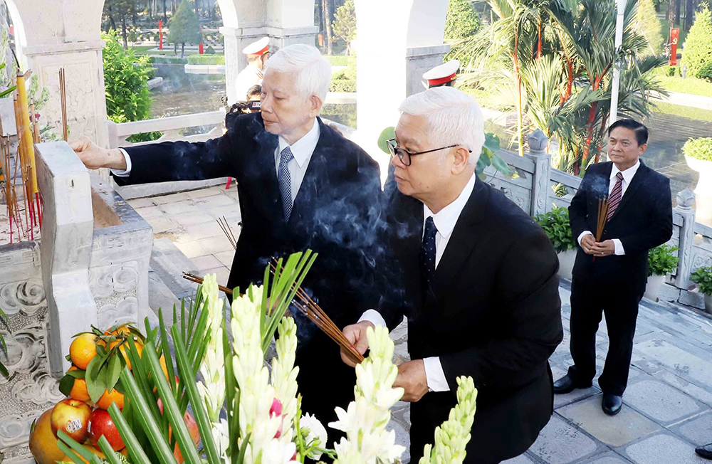 nguyên chủ tịch nước và bí thu tỉnh thắp nhang tưởng niệm.jpg