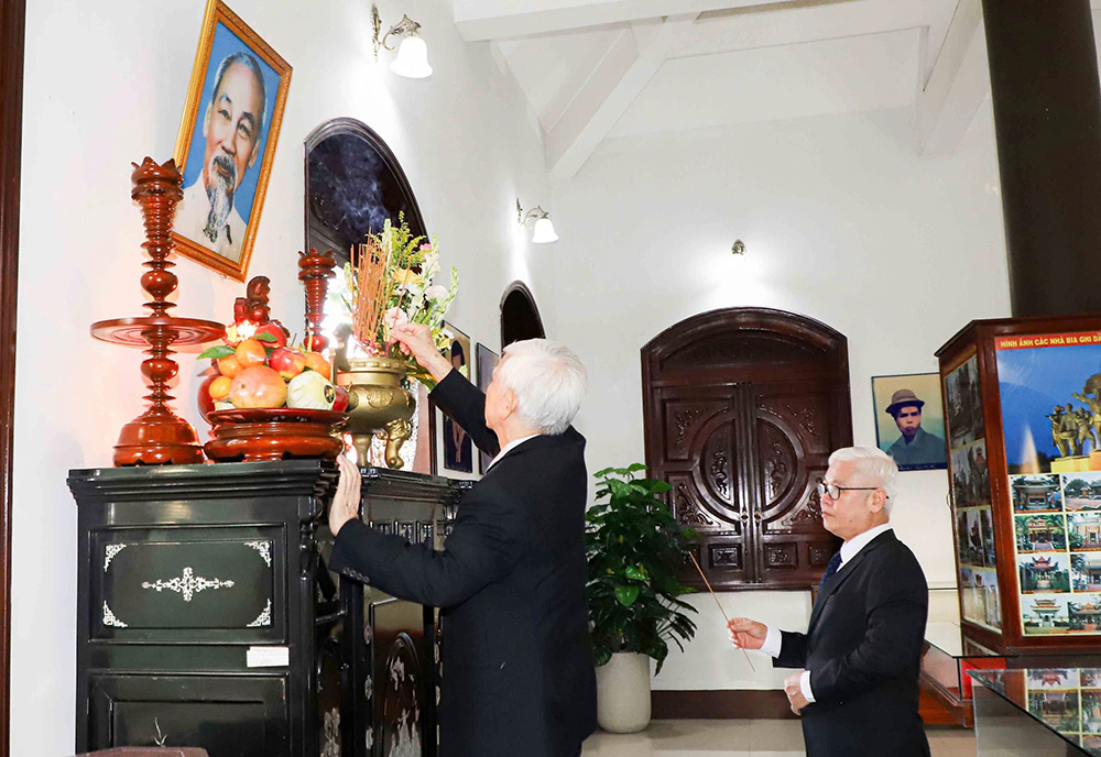 thap nhang Bác Hồ.jpg