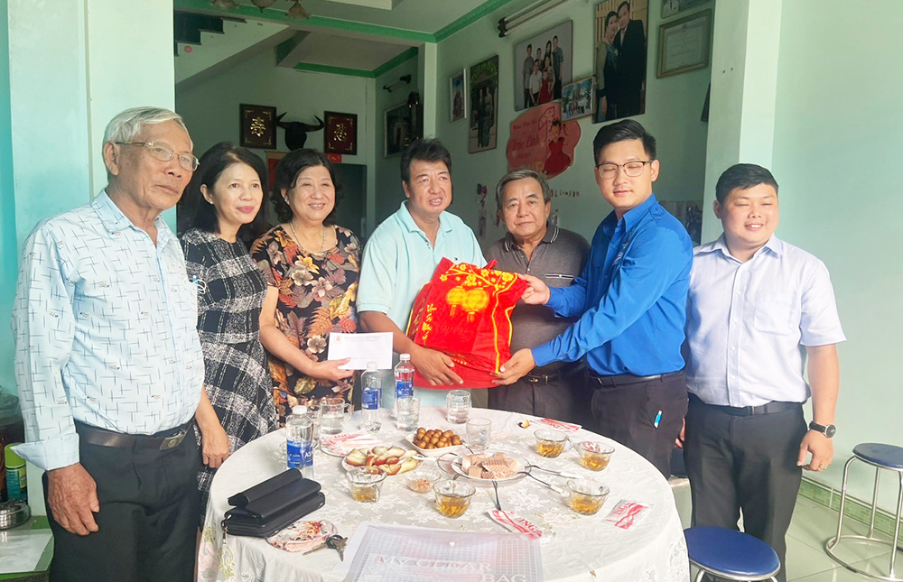 thăm tang qua nạn nhan chat doc da cam.jpg
