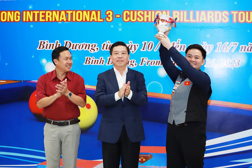 trao cup cho Bao Phương Vinh.jpg