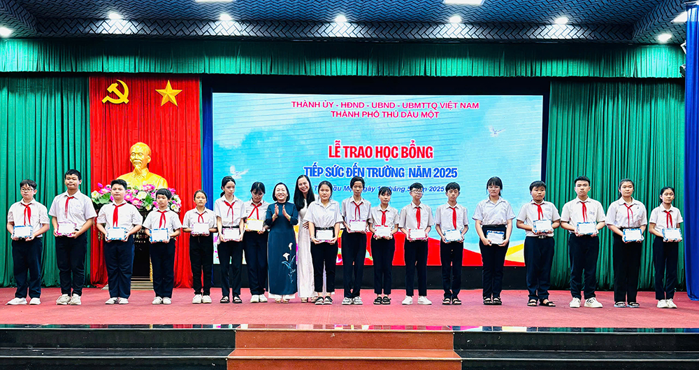 trao học bổng hs nghèo.jpg