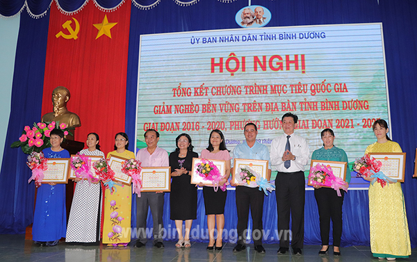 trao thuong ctac giam ngheo 2020.jpg