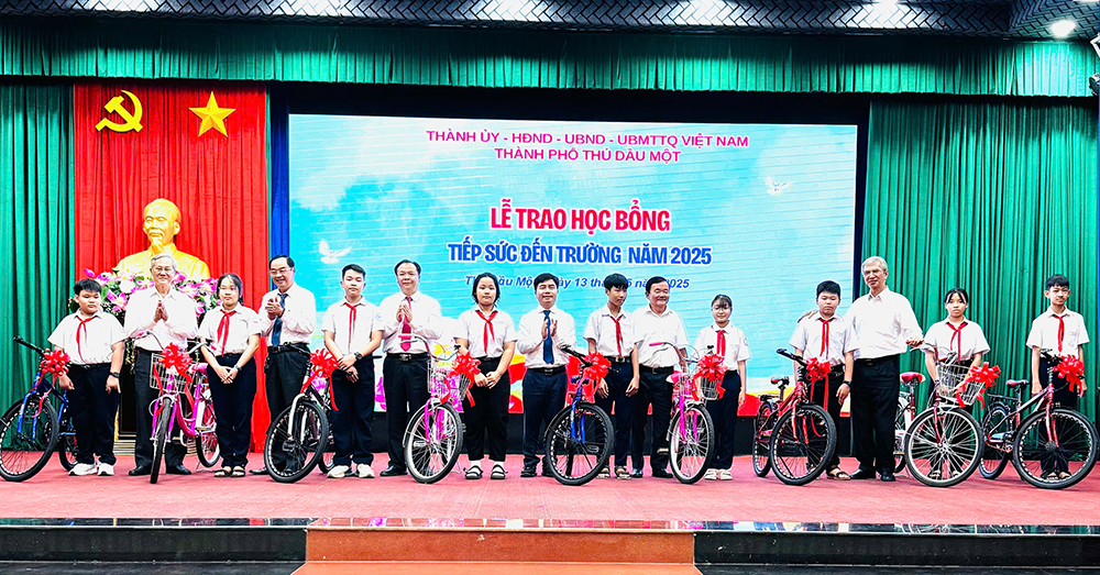 trao tặng xe đạp.jpg