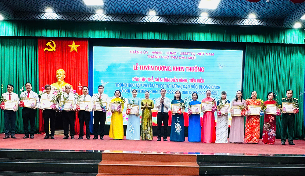 tập thể.jpg