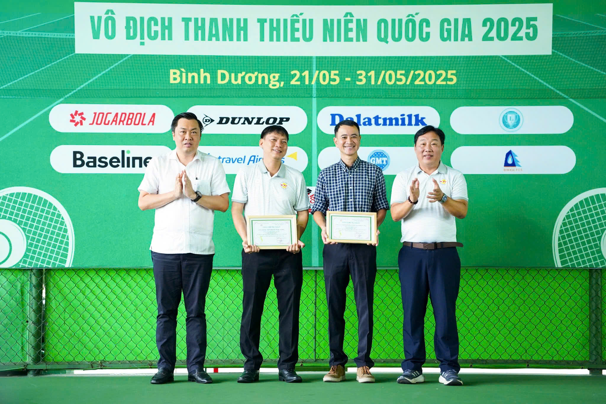 tặng lưu niệm cho đại diện các Doanh nghiệp đồng hành cùng Giải.jpg