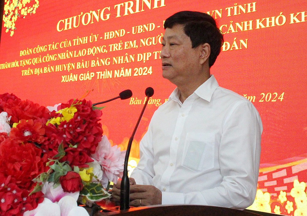 ông Võ Văn Minh tham hoi, công nhân lao động của huyện Bàn.JPG