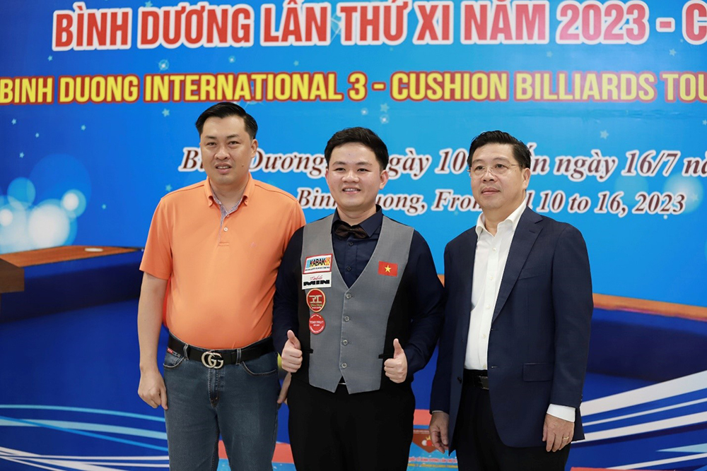 ông lê hải sơn hcuc mưng nhà vô địch.jpg