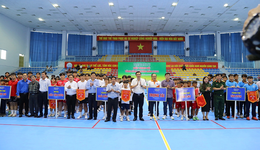 Đại biểu chụp hình lưu niệm với các đơn vị.jpg