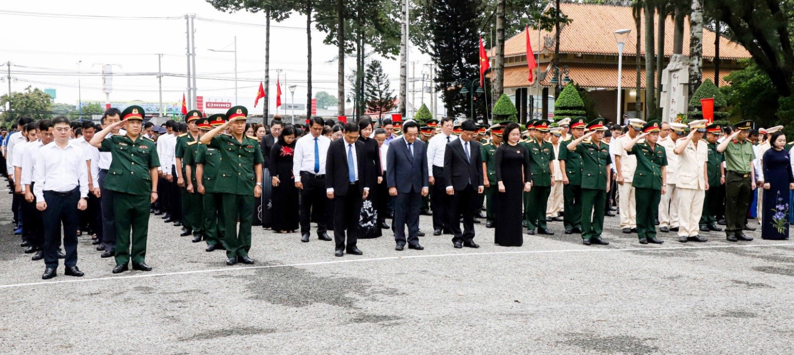 Đại biểu dành phút mặc niệm.jpg