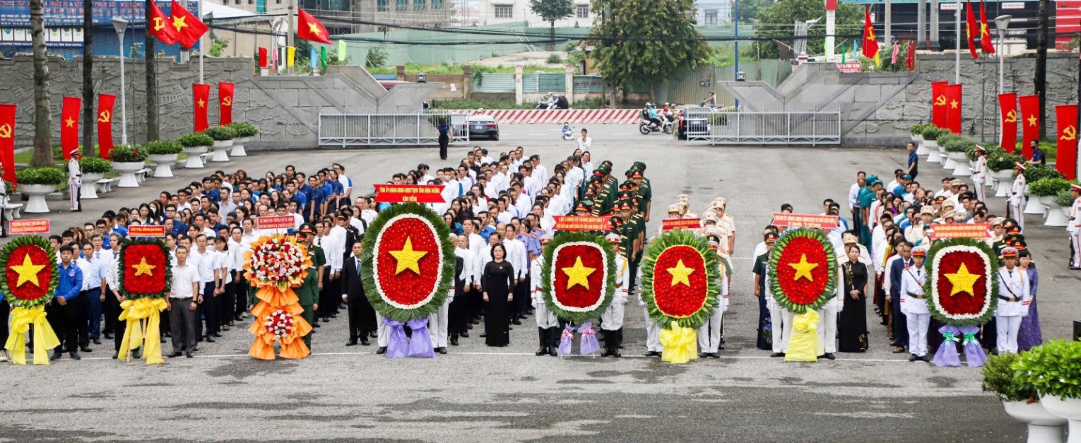 Đại biểu tham dự Lễ viếng Nghĩa trang Liệt sĩ tỉnh.jpg