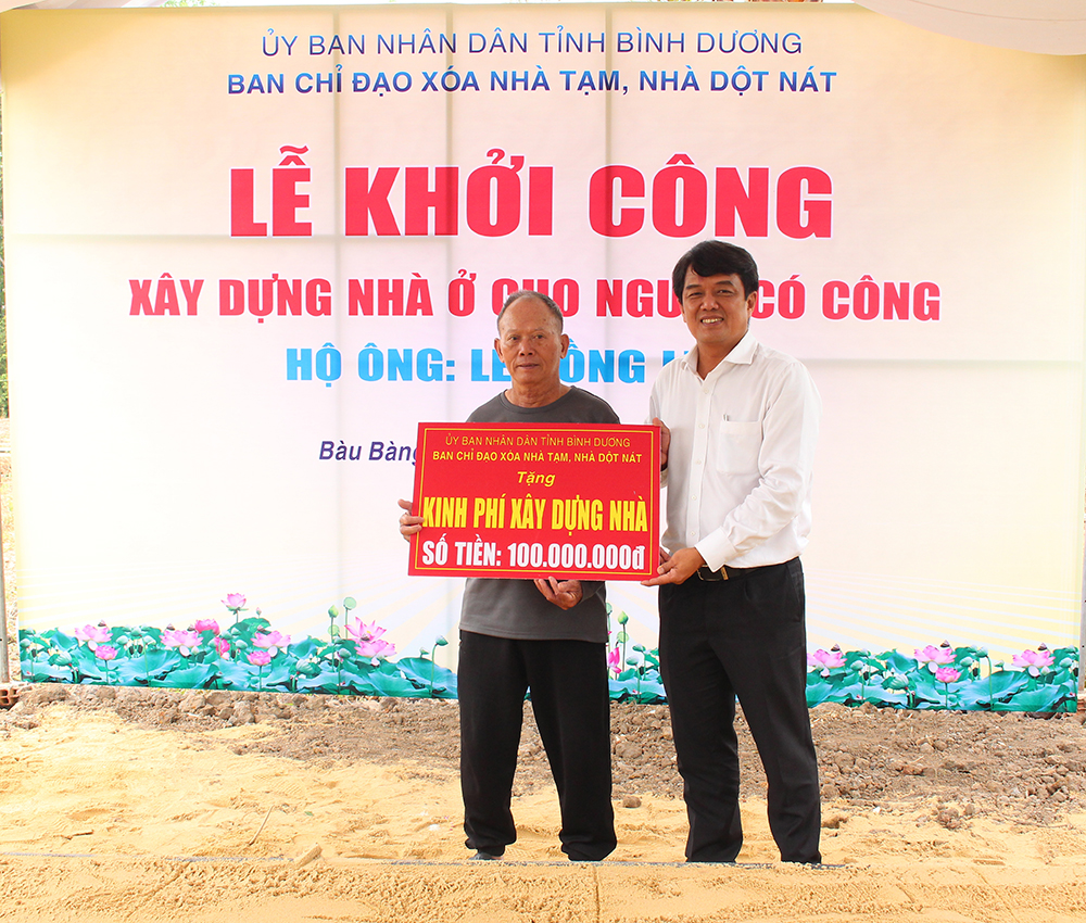 đồng chí Bùi Thanh Nhân trao bảng tượng trưng kinh phí xây dựng nhà cho ông Lê Hồng Lược.jpg