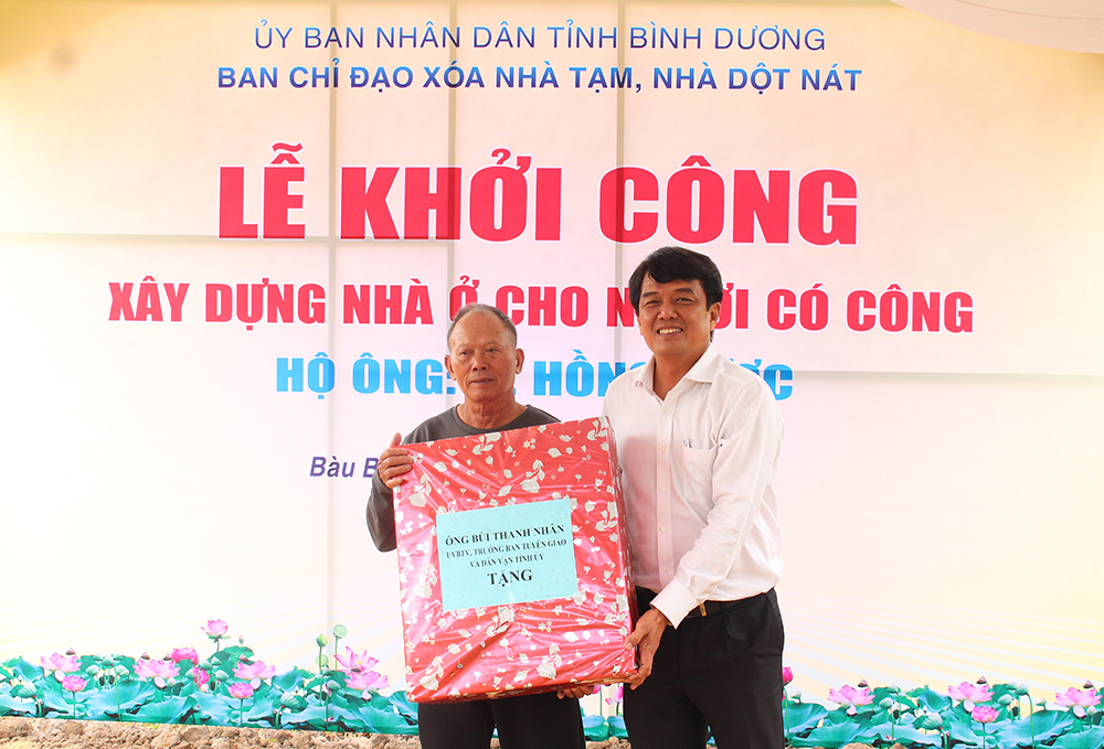 đồng chí Bùi Thanh Nhân trao quà cho ông Lê Hồng Lược người có công được trao tặng nhà dịp này.jpg