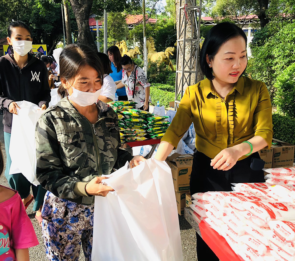 Bà Nguyễn Thu Cúc-Chủ tịch UBND TP.TDM tặng quà cho công nhân lao động có hoàn cảnh khó khăn.jpg