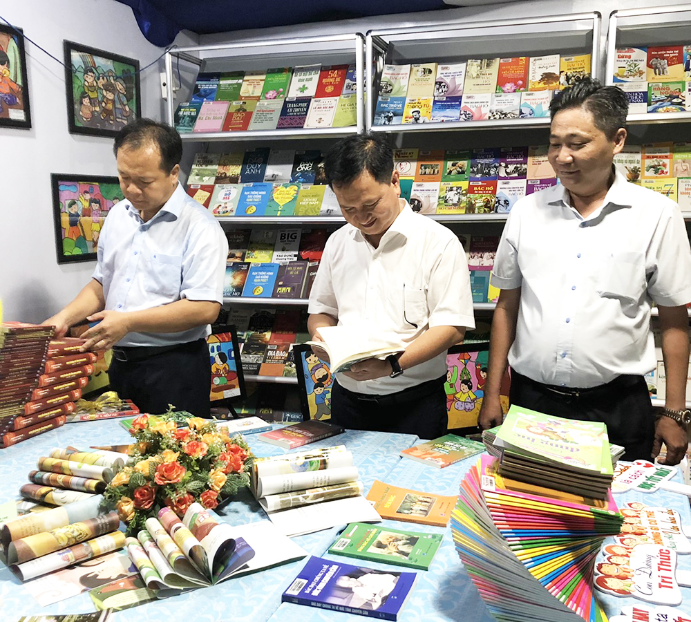 Bí thư Thành ủy Nguyễn Văn Đông tham quan gian hàng giới thiệu sách lịch sử.jpg