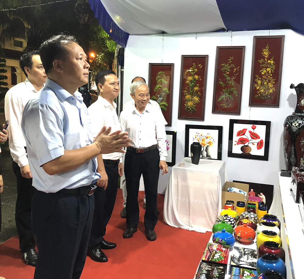 Bí thư Thành ủy Nguyễn Văn Đông tham quan gian hàng trưng bày tranh sơn mài.jpg