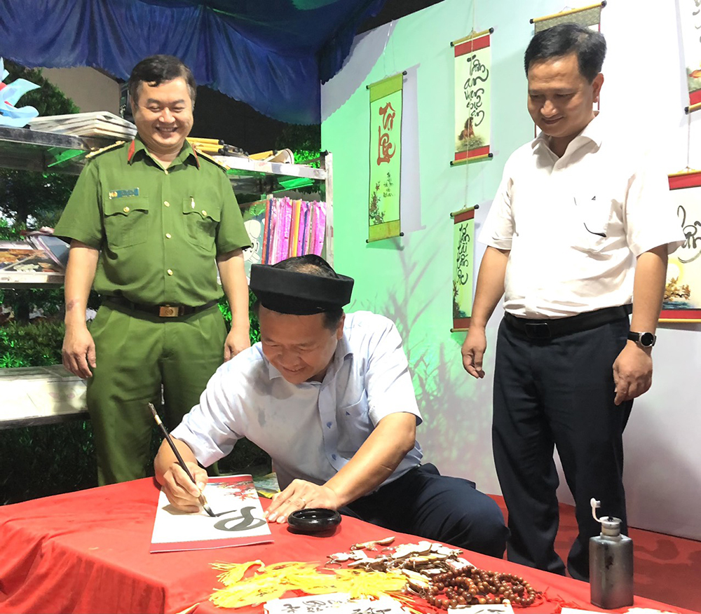Bí thư Thành ủy Nguyễn Văn Đông tham quan và trải nghiệm viết chữ Thư pháp.jpg