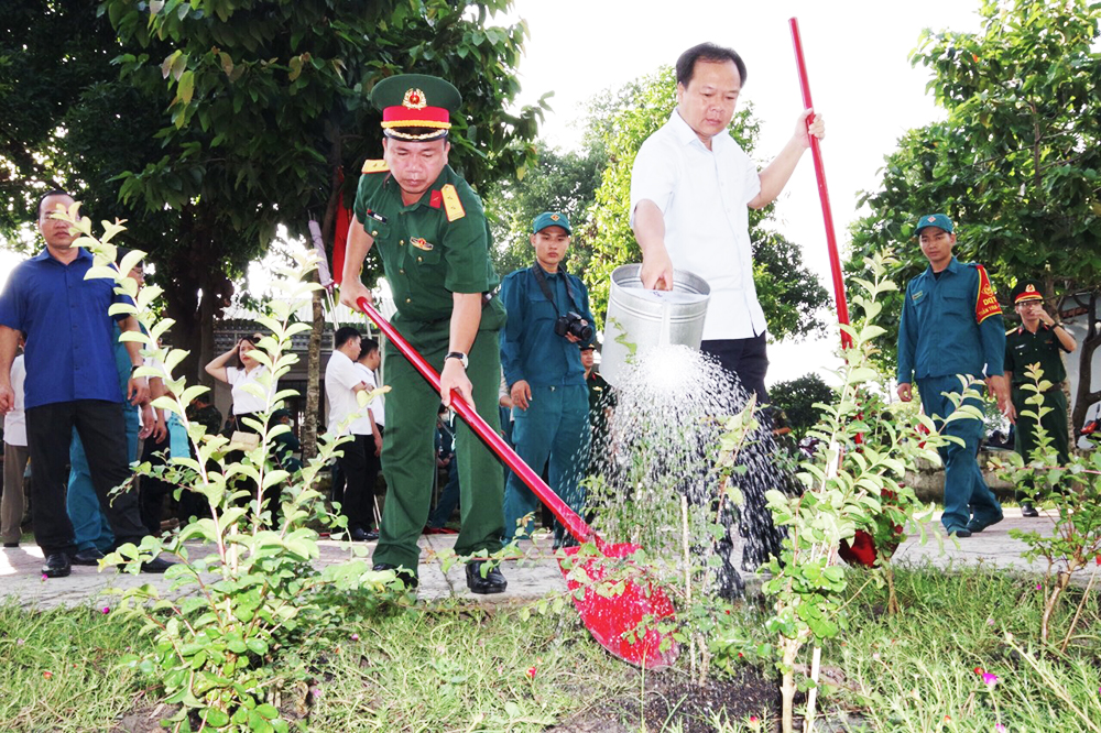 Bí thư Thành ủy TDM Nguyễn Văn Đông tham gia trồng cây lưu niệm tại công viên Khu 8, phường Phú Hòa.jpg