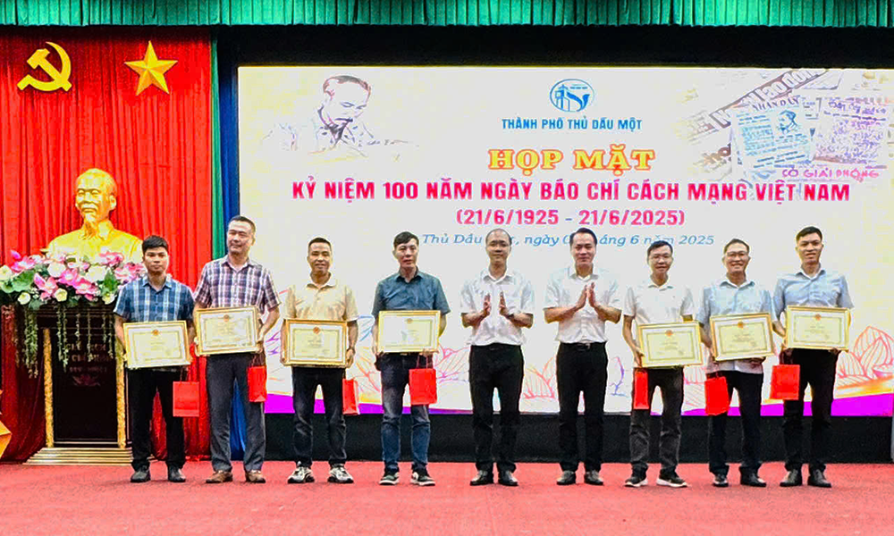 Hình 11 HOP MAT BAO CHI TDM.png