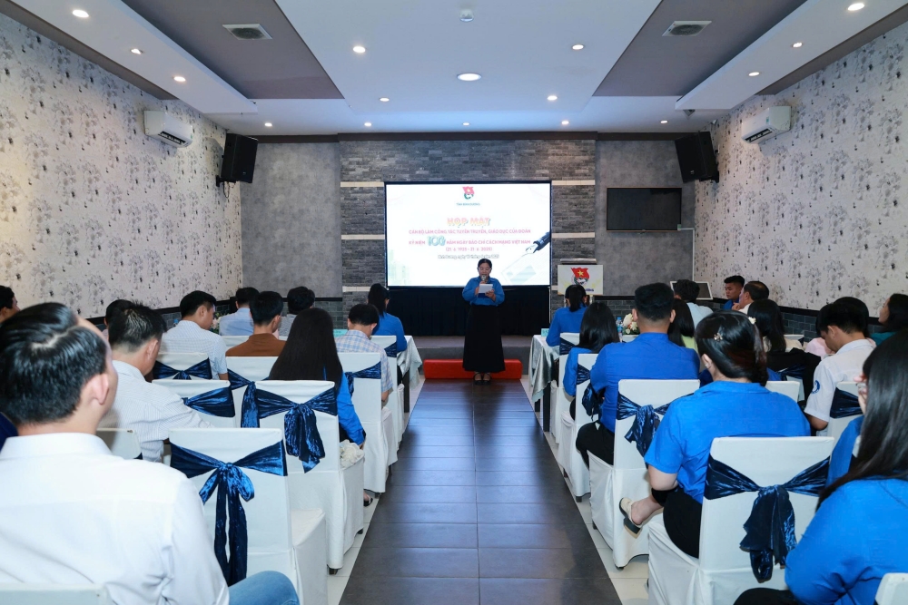 Hop mat can bo lam cong tac tuyen truyen, giao duc cua Doan-1.jpg