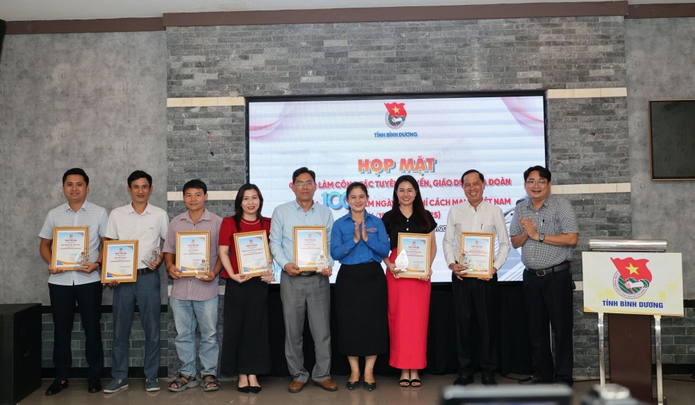 Hop mat can bo lam cong tac tuyen truyen, giao duc cua Doan-5.jpg