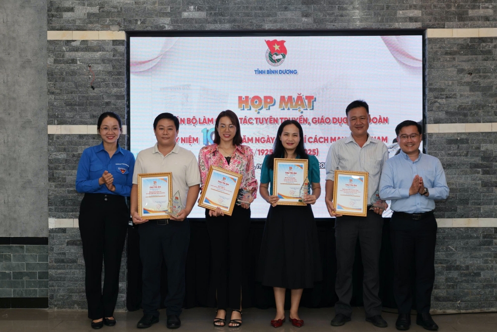 Hop mat can bo lam cong tac tuyen truyen, giao duc cua Doan-6.jpg
