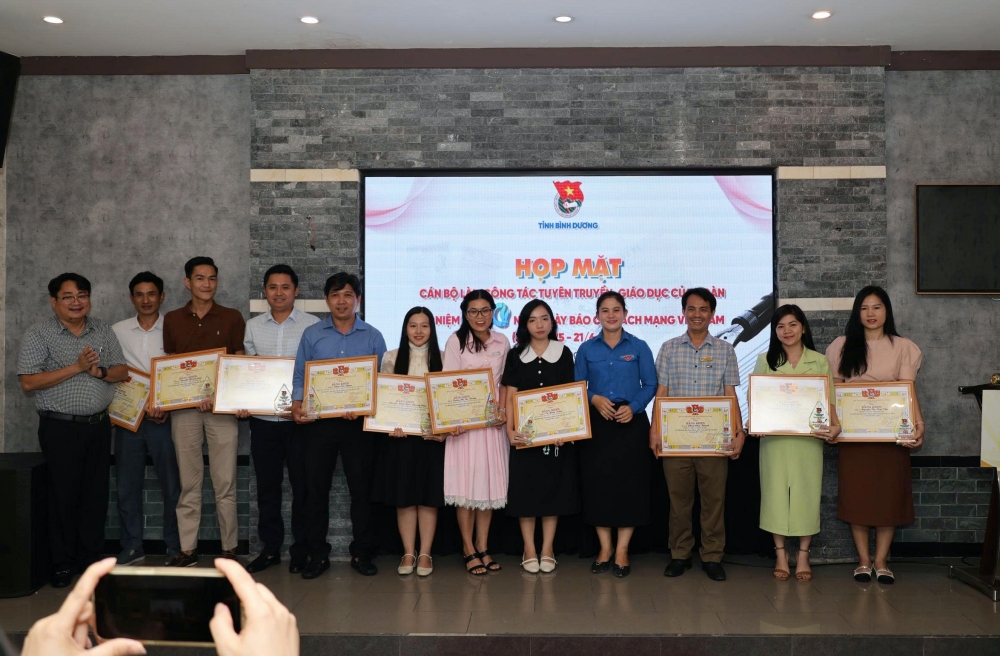 Hop mat can bo lam cong tac tuyen truyen, giao duc cua Doan-7.jpg
