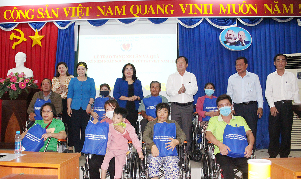 lãnh đạo UB MTTQ tỉnh, lãnh đạo hội bảo trợ,  trao xe lăn cho người khuyết tật các huyện, thị, tp trong tỉnh.jpg