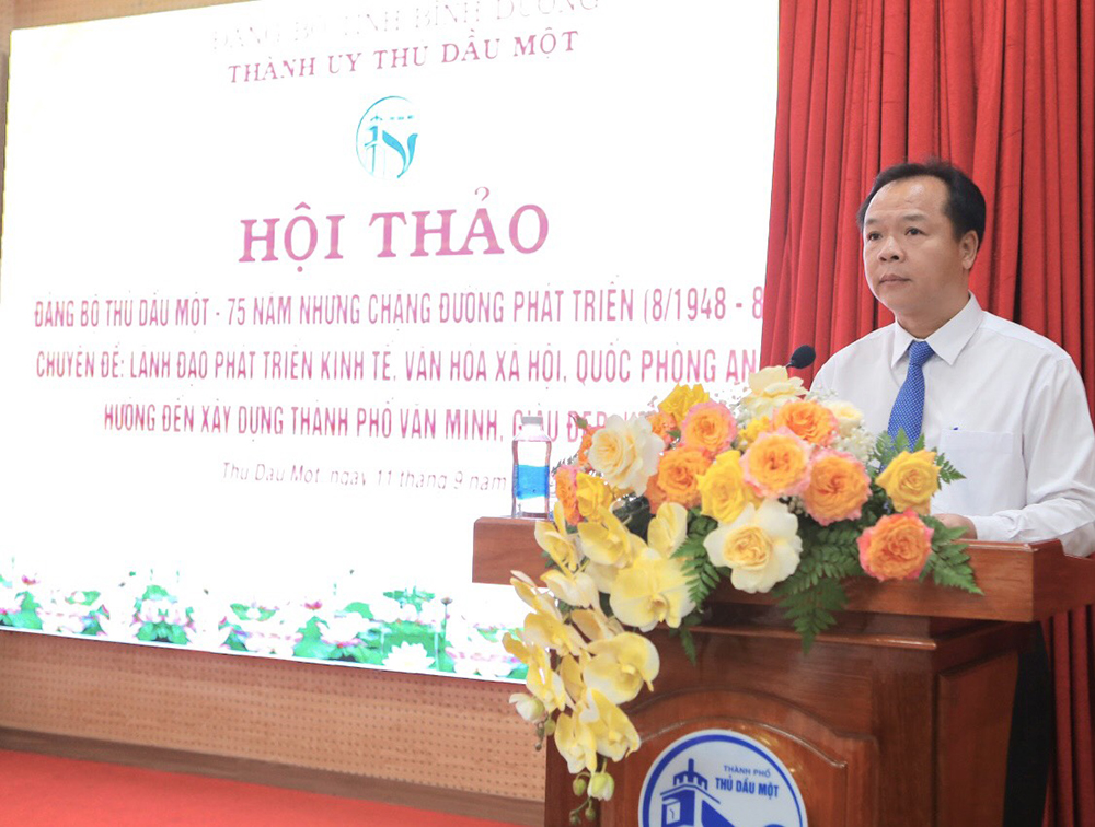 Ông Nguyễn Văn Đông-UVTV Tinh ủy, Bí thư Thành ủy TDM Phát biểu Khai mạc Hội thảo.jpg