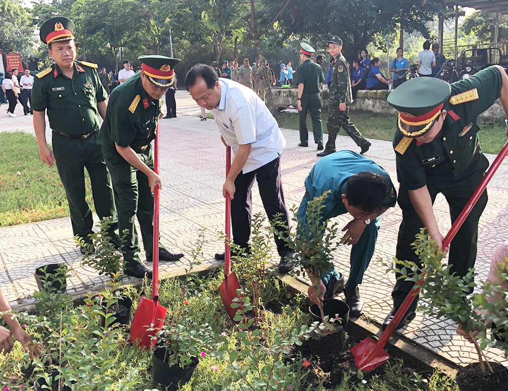 Bí thư Thành ủy TDM Nguyễn Văn Đông trông cây lưu niệm sau lễ ra quân thực hiện công tác dân vận.jpg