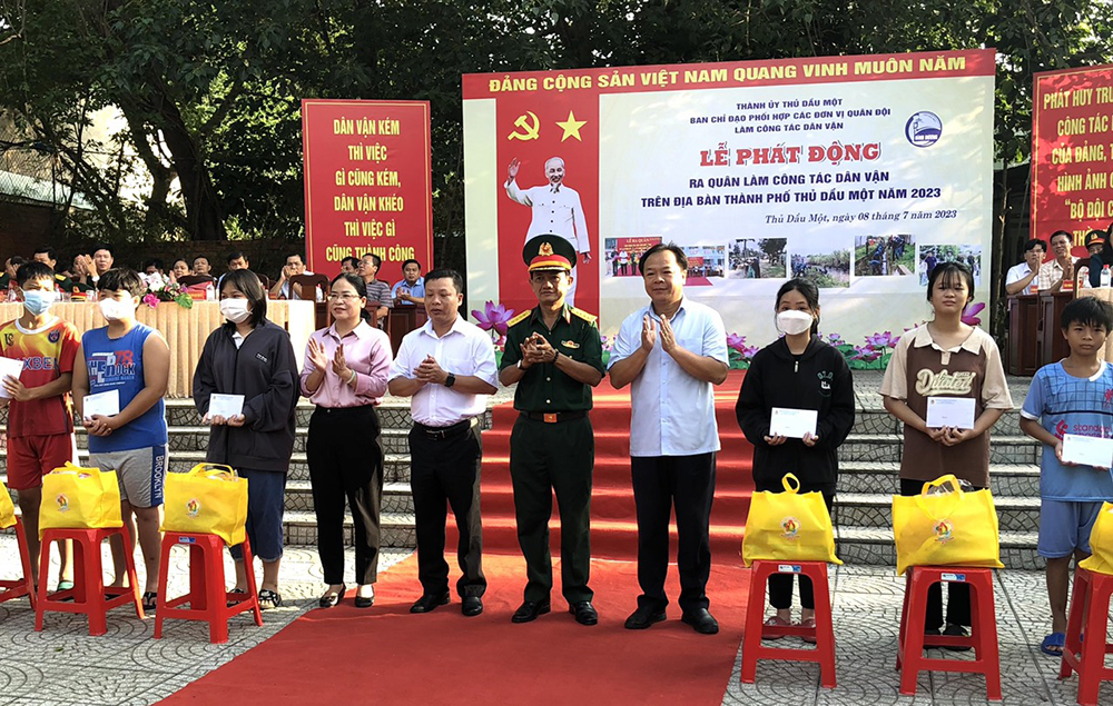 Bí thư Thành ủy TDM tặng quà và học bổng cho học sinh nghèo.jpg