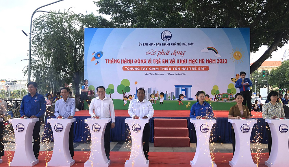 Các đại biểu thực hiện nghi thức phát động Tháng hành động vì trẻ em và khai mạc hè năm 2023.jpg